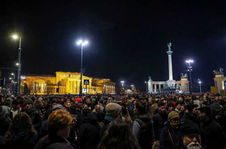 У столиці Угорщини зібрався багатотисячний мітинг незадоволених політикою Орбана