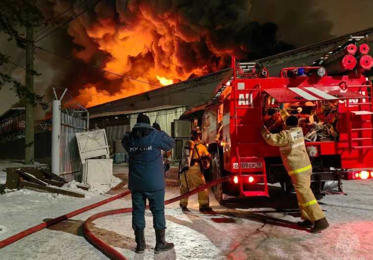 У російському Іжевську горів Торговий центр, який раніше віддали під виробництво БпЛА