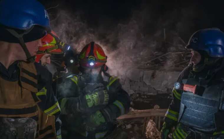 У Краматорську рятувальники дістали з-під завалів зруйнованого росіянами будинку котика