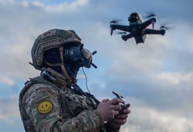 Дрони ЗСУ, об’єднавшись, знищили ворожий бронетранспорт