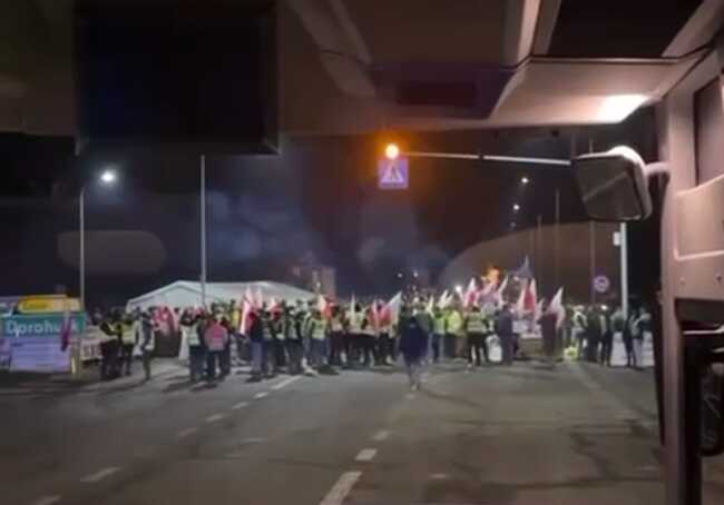 Поляки не пропускають цивільні автобуси на кордоні