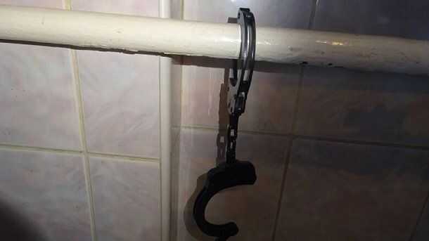 На Київщині рятувальники допомогли жінці, яку співмешканець прикував наручниками до труби