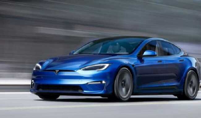 У Харкові божевільний на очах у всіх розтрощив Tesla Model S