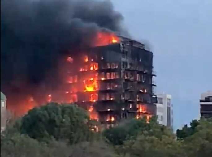 В іспанській Валенсії палає 14-поверховий будинок