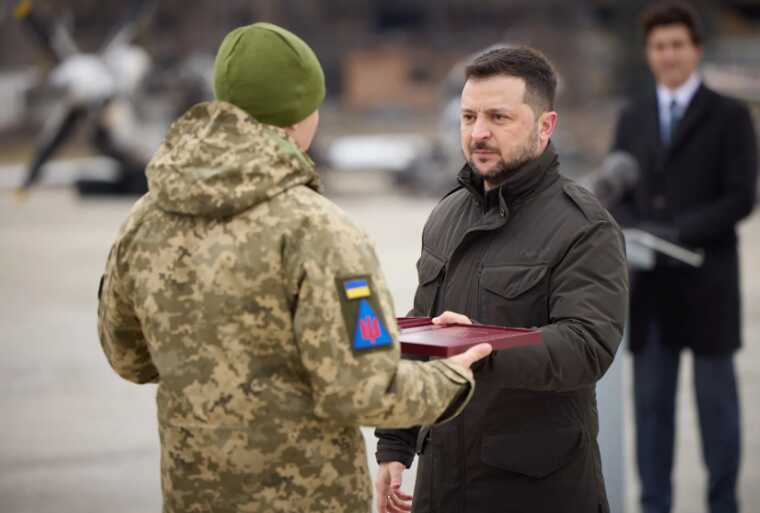 Зеленський у другу річницю повномасштабного вторгнення РФ вручив нагороди українським захисникам