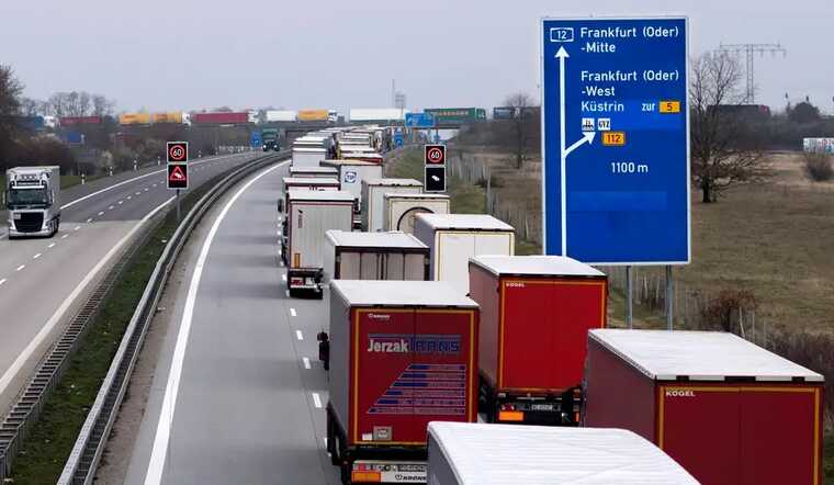 Польские фермеры вчера заблокировали главную автомагистраль, ведущую в Германию, – AFP