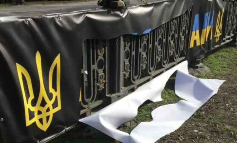 У центрі Дніпра на Алеї пошани вандали порізали державні прапори