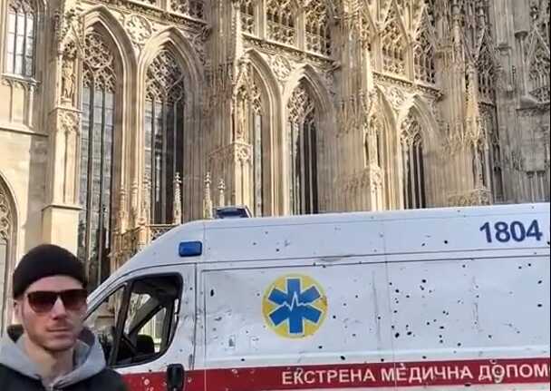 У центрі Відня австрійцям показали "швидку" з Харкова, яку обстріляли окупанти