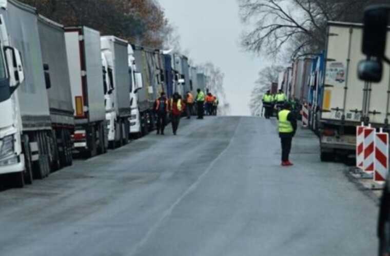 На кордоні зі Словаччиною у черзі фур помер український водій