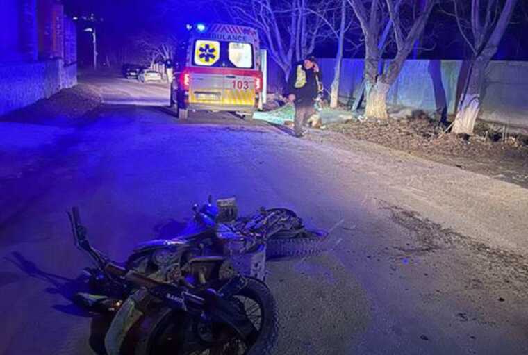 ДТП на Хмельниччині: двоє підлітків на мотоциклі врізалися в дерево та загинули