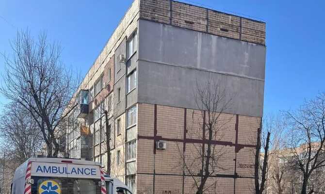 У Кривому Розі дівчинка-підліток випала з вікна багатоповерхівки і загинула