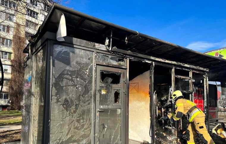 У Києві на Оболоні горіла зупинка громадського транспорту