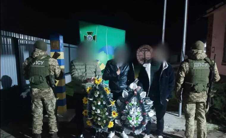 Двоє харків’ян намагалися перетнути кордон із похоронними вінками