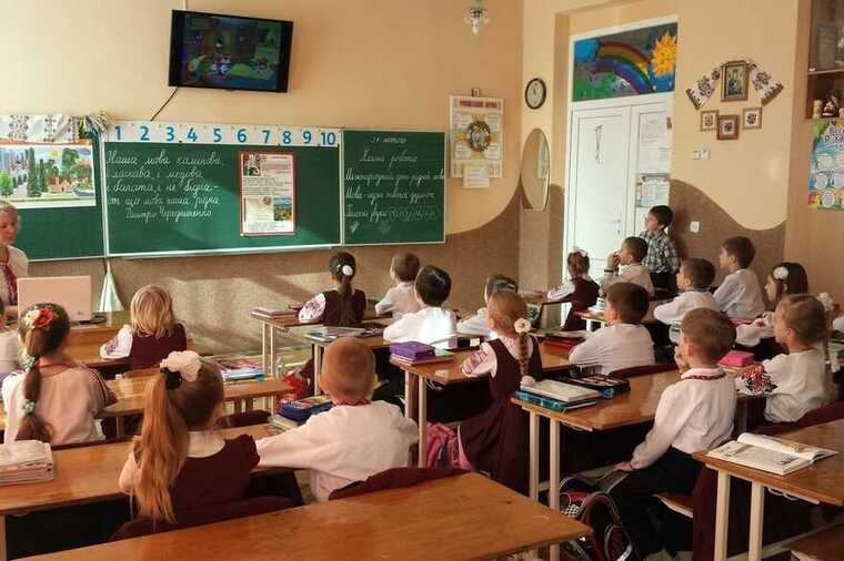 МОН: Все образовательные учреждения к западу от Киева должны перейти на оффлайн-обучение