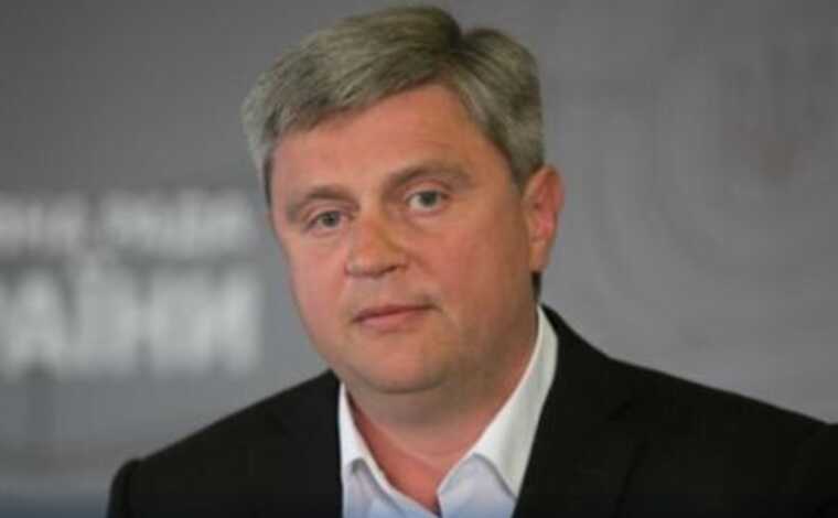 Пристаркувата теща депутата Качного роздаровує величезні гроші