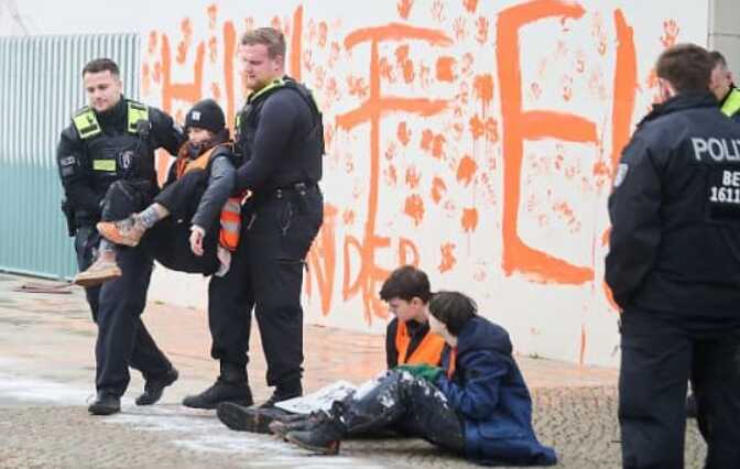 В Германии климатические активисты облили краской немецкую канцелярию