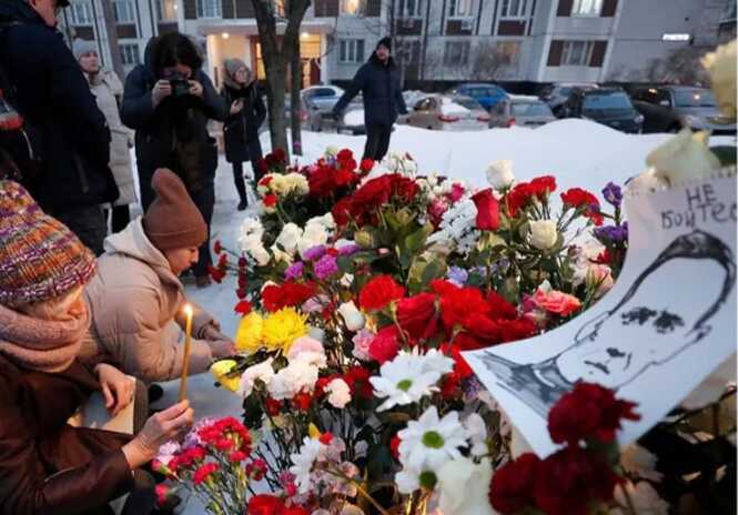 В РФ коммунальщики везде уничтожили мемориалы Навальному: все цветы выбросили