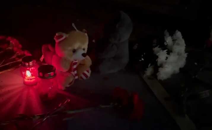 В Одесі люди принесли квіти, свічки та іграшки до зруйнованого окупантами будинку