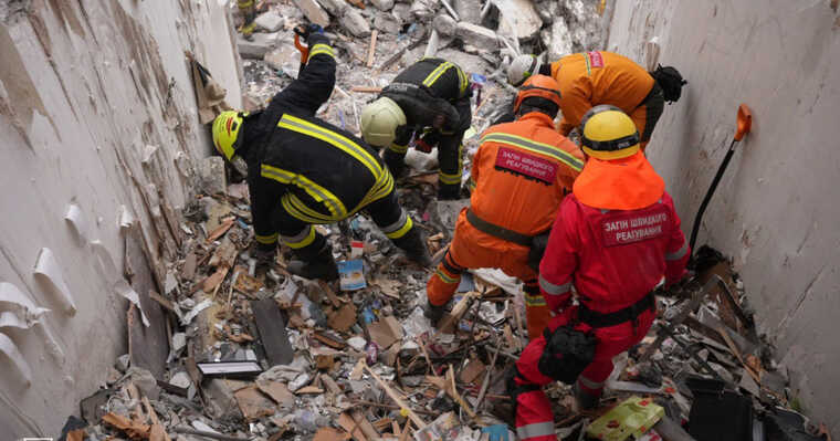 В Одессе под завалами многоэтажки обнаружили тело младенца