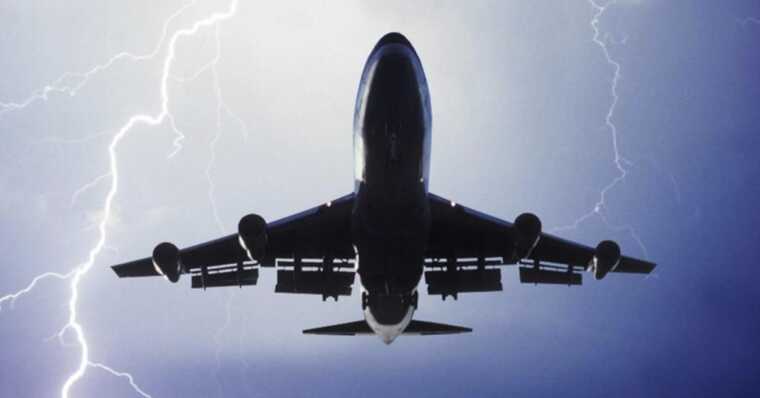 Блискавка влучила у пасажирський Boeing із сотнями пасажирів на борту