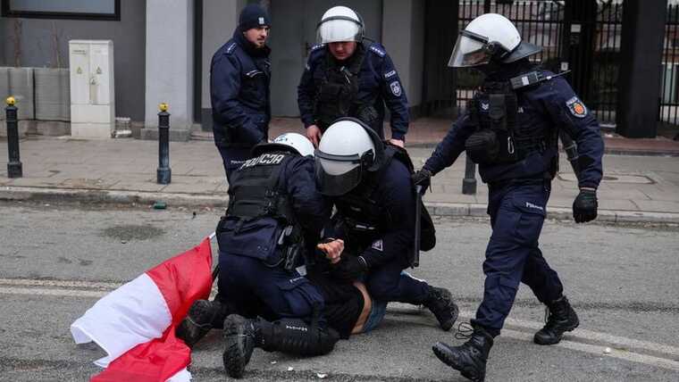 Протести у Варшаві: кілька людей увірвалися до будівлі Сейму