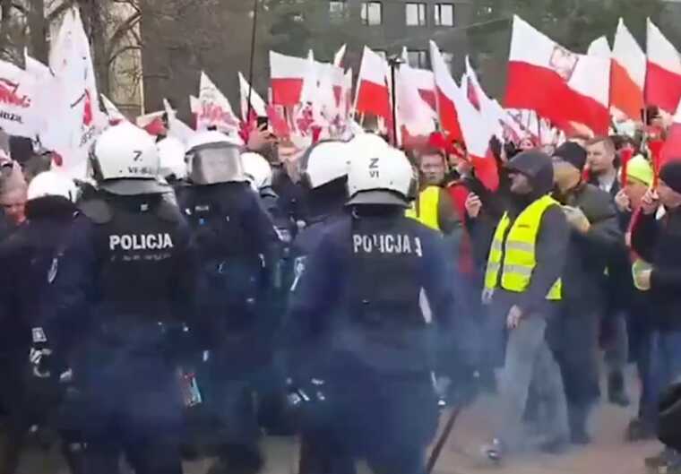 Протесты в Варшаве: полицейские применяют слезоточивый газ и светошумовые гранаты