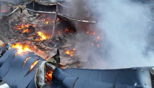 Пожежа в Нікопольському ТЦ після атаки окупантів: є постраждалі