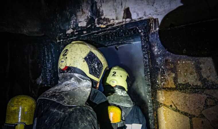 У Києві сталася пожежа у відселеній будівлі: є загиблий