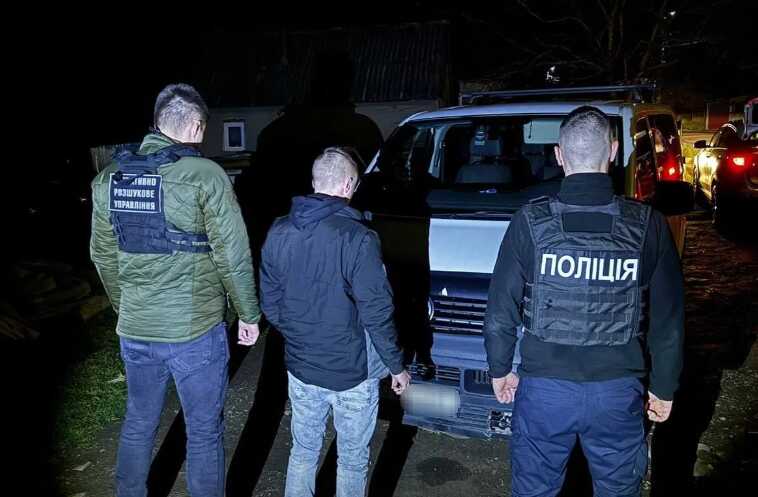 Українські прикордонники спіймали чоловіків, які намагалися горами незаконно пробратися до Словаччини