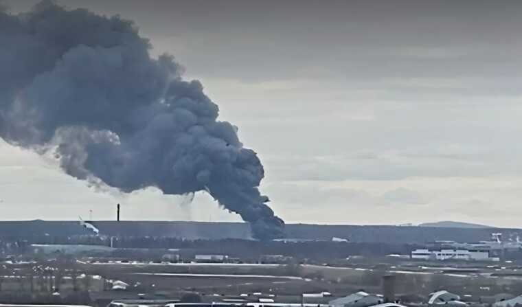 У Санкт-Петербурзі закрили аеропорт Пулково через велику пожежу в ангарах