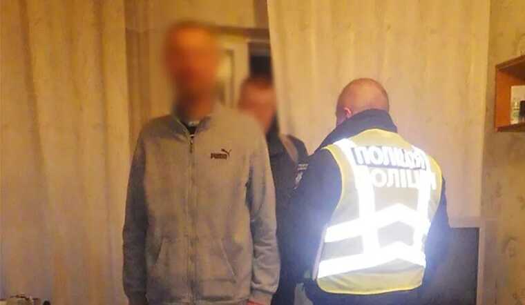 У столиці рецидивіст на трамвайній зупинці пограбував пенсіонерку