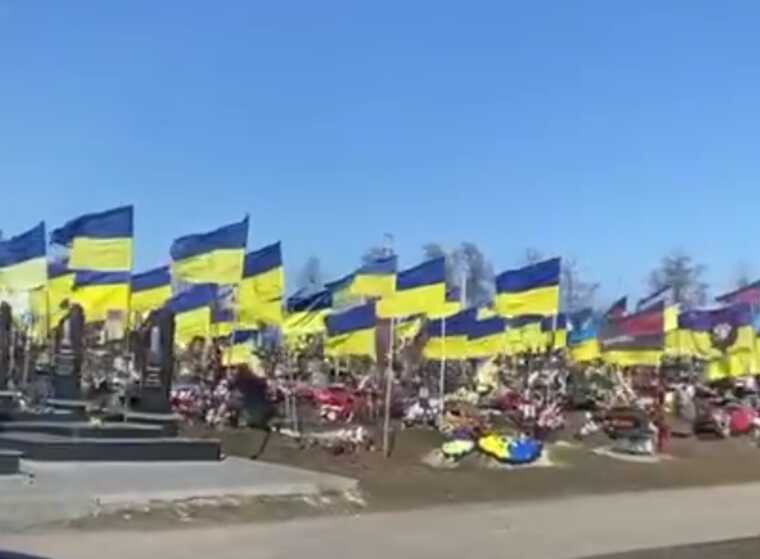 У мережі опублікували відео Харківського цвинтаря, де поховано бійців ЗСУ