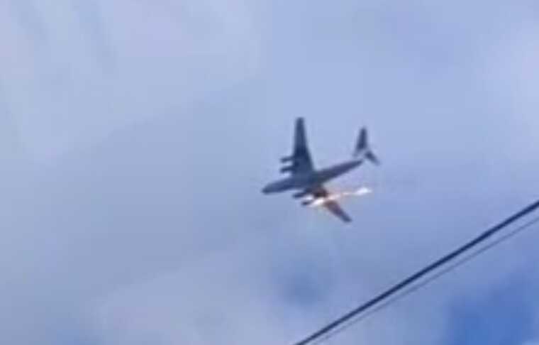 У РФ в небі загорівся літак, вогонь охопив двигун