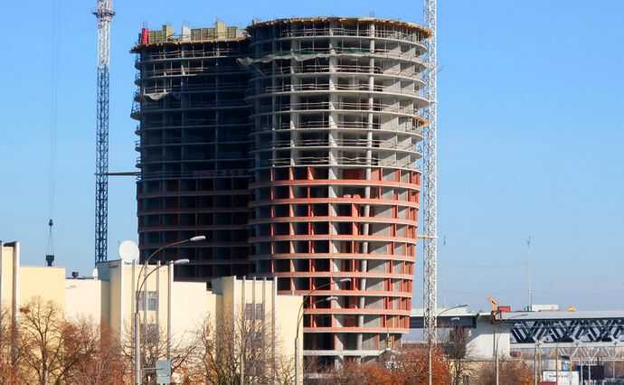 Підсанкційний Фукс будує ЖК біля офісу ГУР. Чому влада Києва не забрала ділянку?