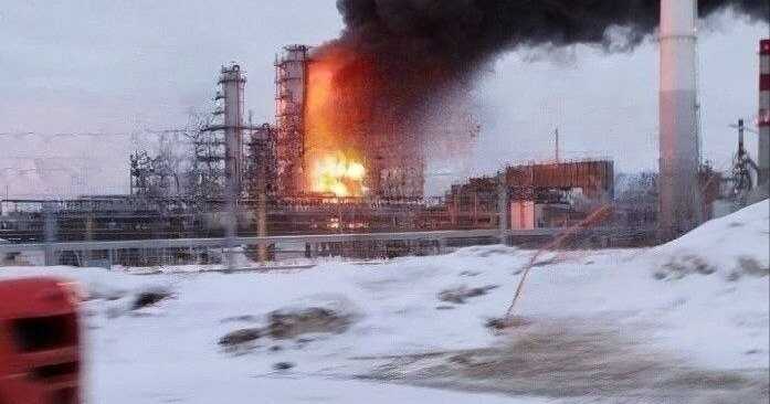 Половина виробництва російського НПЗ "Лукойл" зупинена після атаки дронів, - Reuters