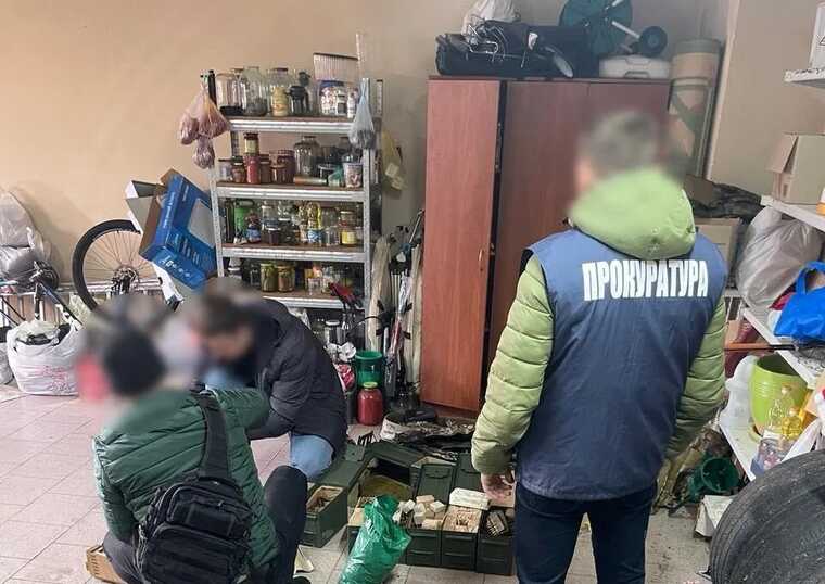 На Львівщині поліція викрила незаконних торговців зброєю