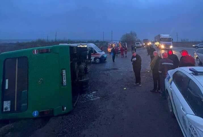 На Львівщині у ДТП із рейсовим автобусом постраждали 16 людей