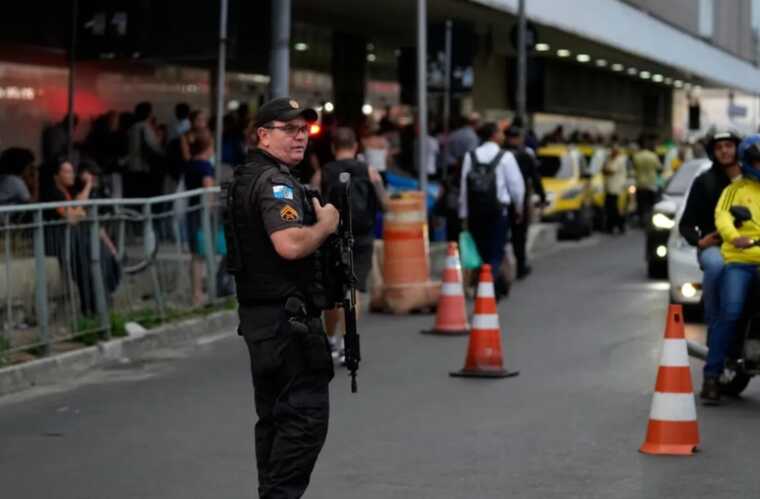 В Рио-де-Жанейро вооруженный мужчина захватил автобус и взял в заложники пассажиров