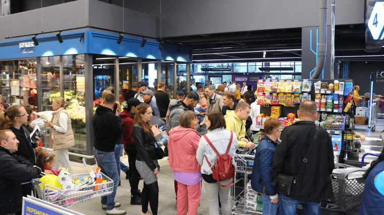 Українці жорстко економлять на важливих речах