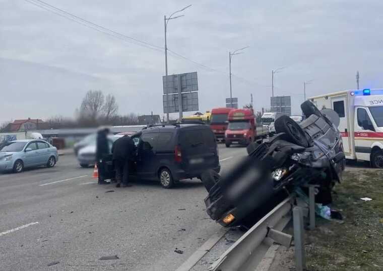 У Києві внаслідок ДТП легковик перекинувся та протаранив металевий відбійник