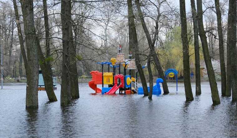 В  Киеве уровень воды в Днепре поднялся почти на 45 см