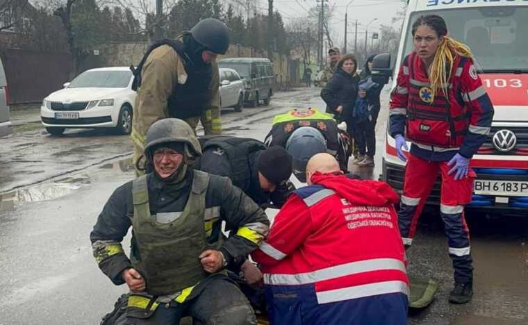 ДСНС публікує перші кадри наслідків ракетного удару по Одесі