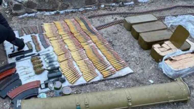 БРДМ, вибухівка, АК-74. СБУ відловила чотирьох торговців трофейною зброєю