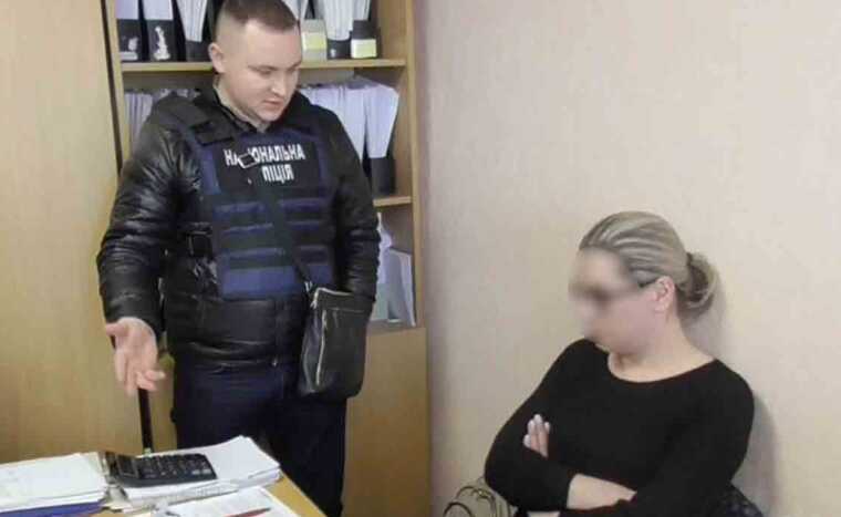 У Києві кіберполіцейські викрили держвиконавицю, яка допомагала шахраям