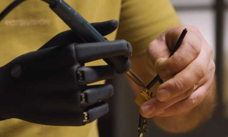 Боєць ЗСУ збирає дрони з українським розумним протезом руки