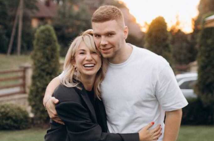 Журналісти дізналися подробиці виїзду за кордон чоловіка блогерки Пренткович