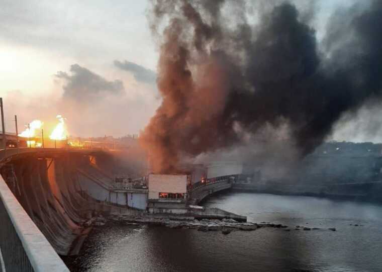The enemy hit the Dnipro HPS: a trolleybus with people burned down