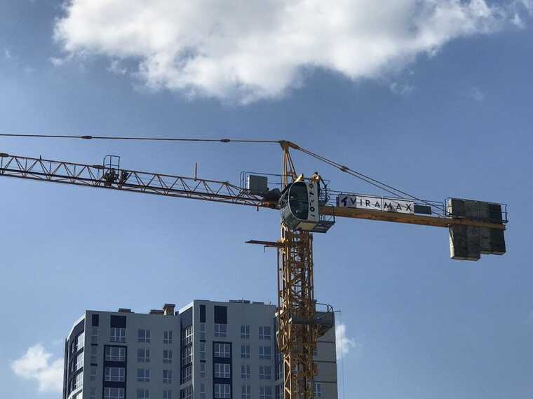 В Киеве на Оболони снова упал кран на строительную площадку