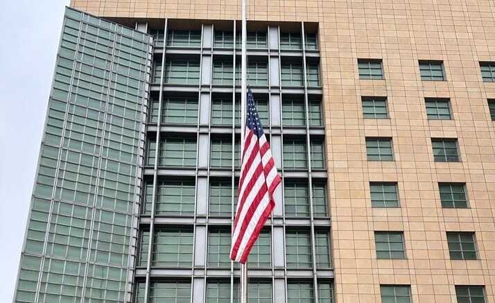 Посольство США у Москві в день жалоби приспустило прапор після теракту у "Крокусі"