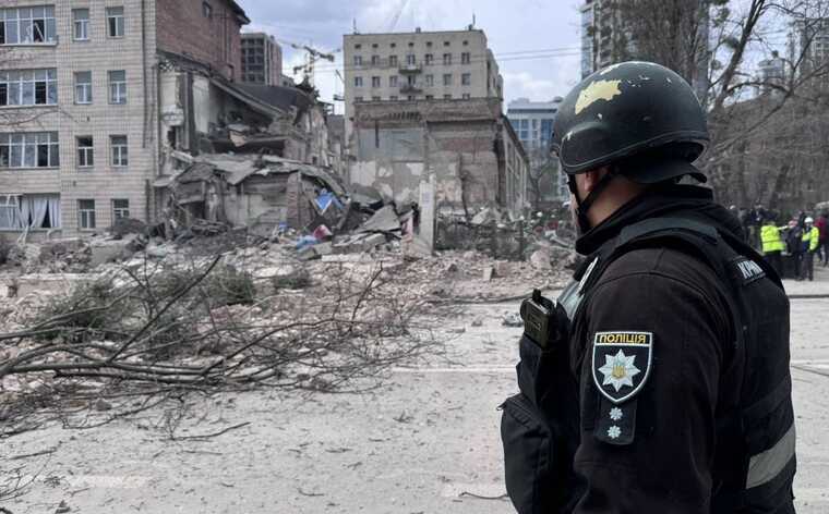 Киевская полиция публикует фотографии с места падения обломков вражеских ракет